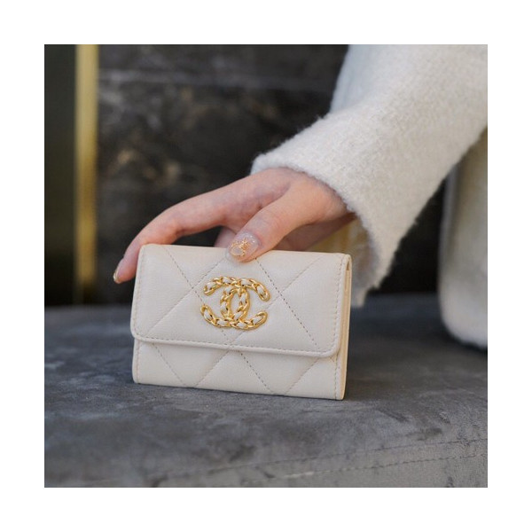 샤넬 19 플랩 카드지갑 램스킨 금장 베이지 AP1790