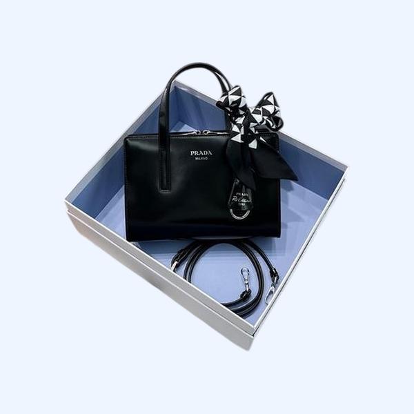 프라다 리에디션 1995 브러시드 미니 핸드백