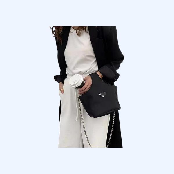 프라다 클래식 나일론 드로스트링 버킷백