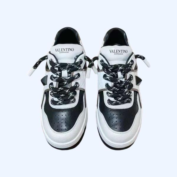 [Valentino] 발렌티노 나파 가죽 원 스터드