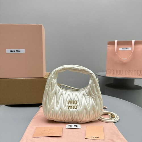 [ 미우미우 ] 완더 마테라쎄 새틴 미니 호보백