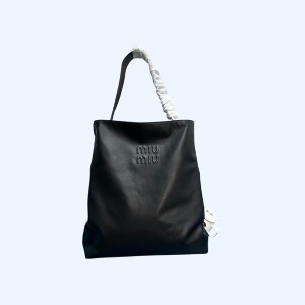 [ 미우미우 ] 엠보스드 로고 가죽 토트백