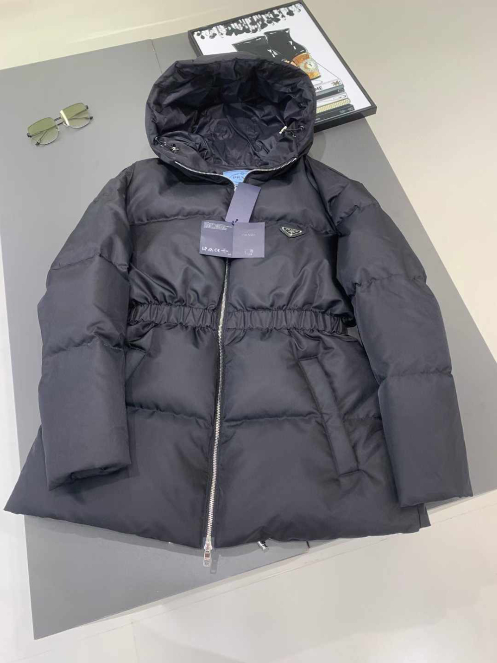 패딩 차콜 색상 이미지-S1L7