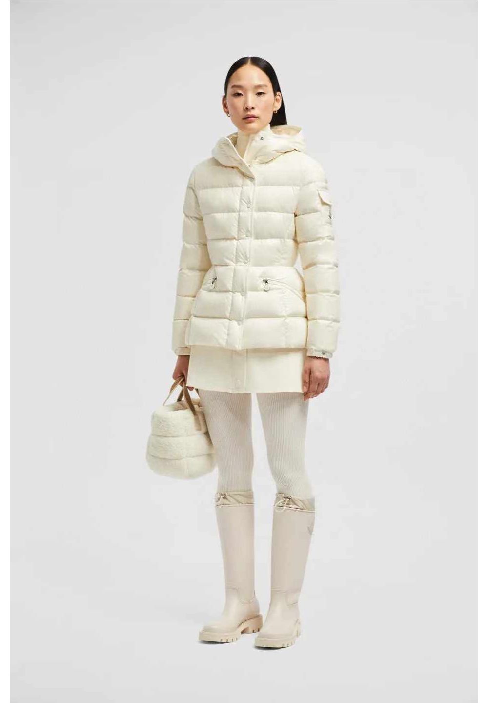 패딩 모델 착용 이미지-S1L13