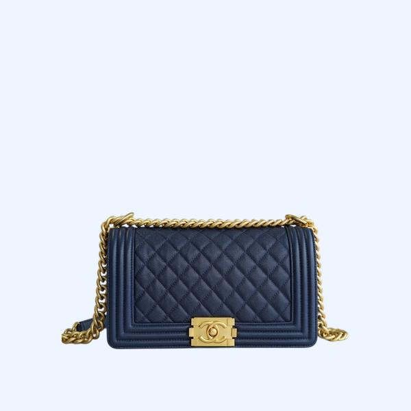 샤넬 보이백 미디엄 다크 블루 금장 캐비어