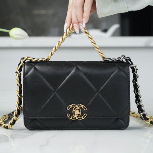 샤넬 19 WOC 턴락 램스킨 