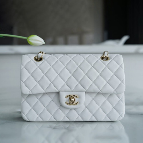 샤넬 클래식 스몰 화이트 금장 램스킨