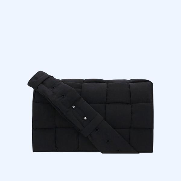 보테가 베네타 라지 패딩 테크 카세트백 블랙