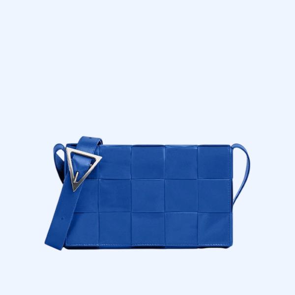 보테가베네타 라지 레더 카세트백 코발트